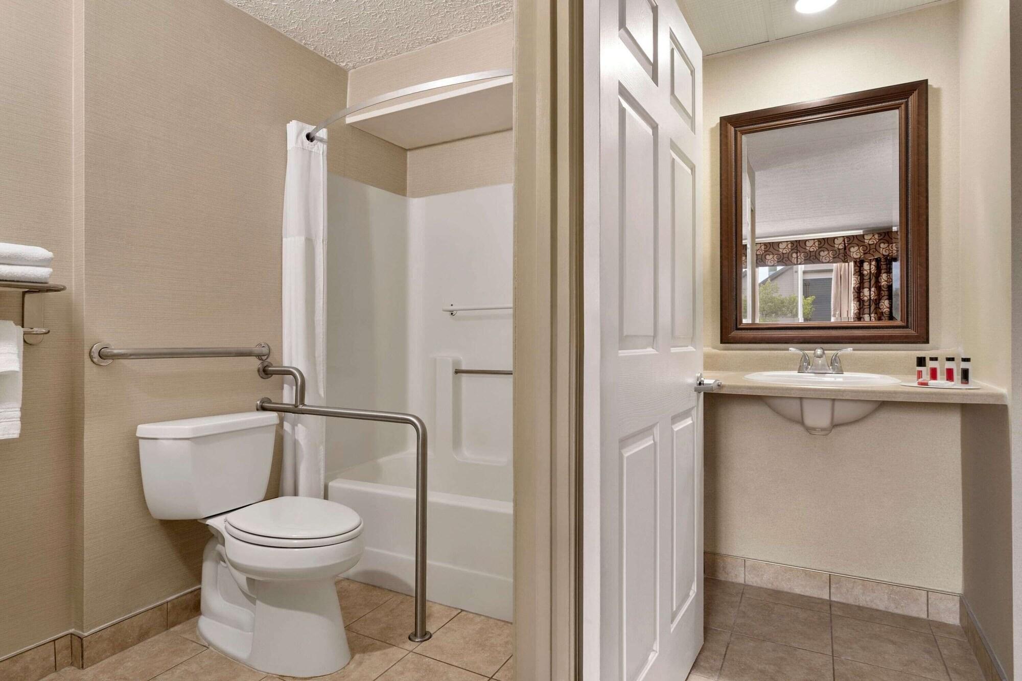 Days Inn By Wyndham Airport/Maine Mall South Portland Buitenkant foto