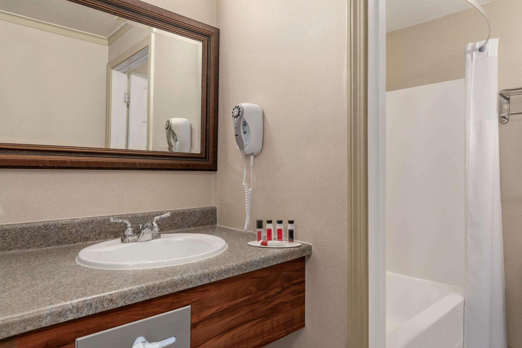 Days Inn By Wyndham Airport/Maine Mall South Portland Buitenkant foto